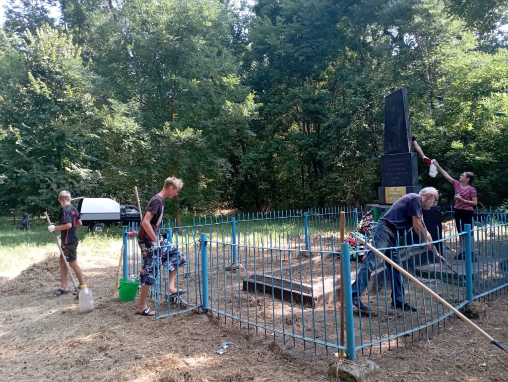 У братской могилы советских солдат сотрудники архива провели мероприятие для школьников