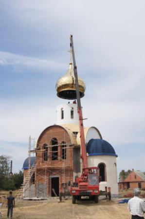 В станице Ловлинской подняли купол нового храма