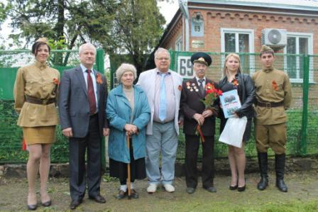 Тбилисскому ветерану вручили портрет и памятную книгу