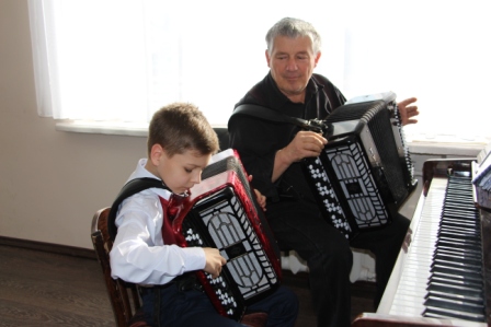 Преподавателя детской школы искусств поздравили с 70-летним юбилеем