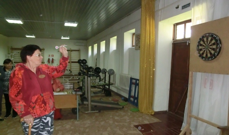 В клубе «Успех» прошли соревнования по шашкам и дартсу