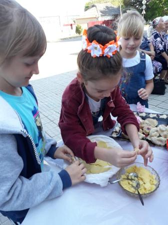 В день выборов тбилисцам дарят хорошее настроение