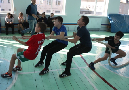 В пятой школе прошли соревнования «Вперед, мальчишки!» 