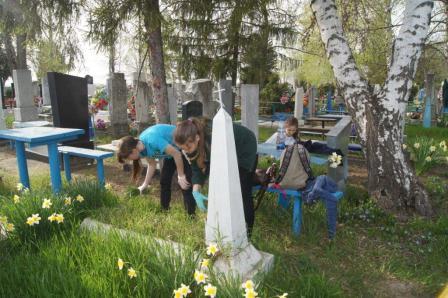 Тбилисские волонтеры провели акцию чистоты на кладбище