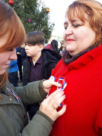 Тбилисские волонтеры вручили жителям ленточки-триколоры