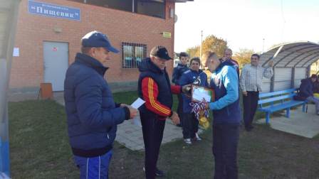 На стадионе «Пищевик» прошло торжественное подведение итогов летнего первенства по футболу