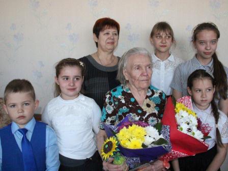 Глава района поздравил жительницу хутора Северин с 90-летием