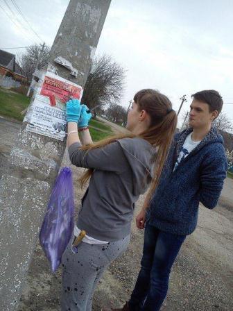 Тбилисские волонтеры очищают остановочные павильоны от объявлений