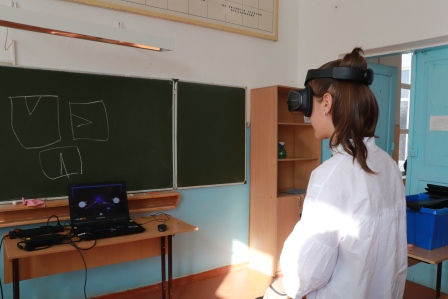 Мобильный кванториум приехал к тбилисским школьникам