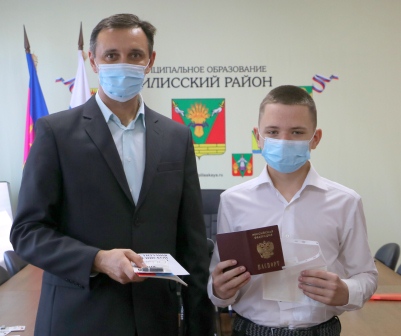 В преддверии Дня Конституции РФ юным тбилиссцам вручили первые паспорта