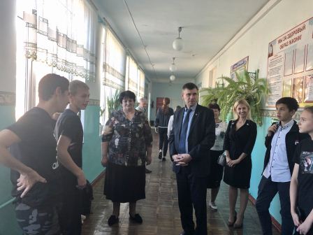 Школу в Тбилисском район посетил депутат ЗСК