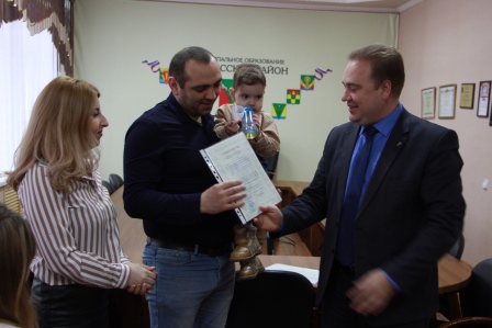 В Тбилисском районе 11 молодых семей получили сертификаты на жилье