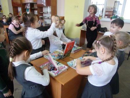 Накануне женского праздника 8 Марта в детской библиотеке проходят литературно-игровые программы 