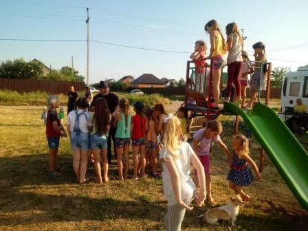 Артисты развлекли детей на улице Редутской в станице Тбилисской