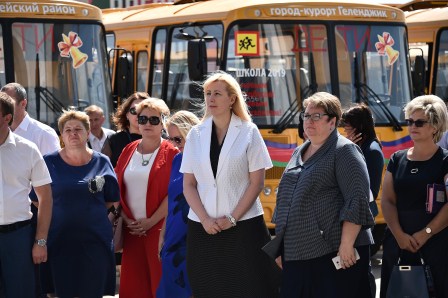 Школьный автопарк Тбилисского района пополнился двумя автобусами