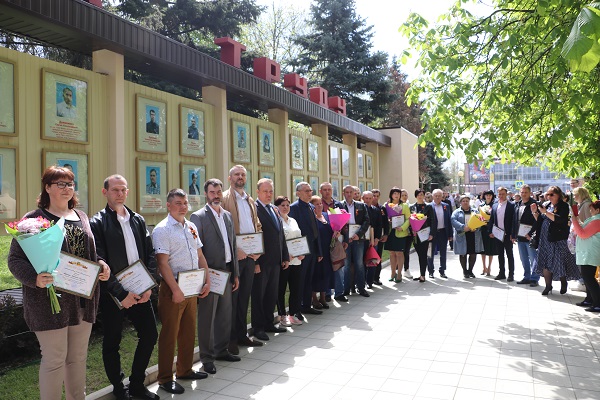 В Тбилисском районе открыли обновленную Доску Почета