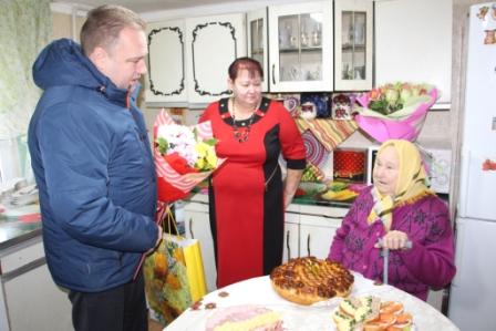 Глава Тбилисского района поздравил двух жительниц с юбилеями