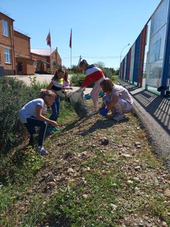 Тбилисские школьники проводят субботники