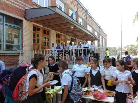 В седьмой школе прошла ярмарка «Дары Кубани»