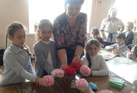 Ребята из пятой школы готовятся ко Дню матери