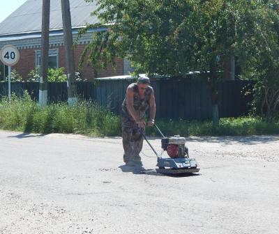 В Тбилисской на Пролетарской и Крепостной провели ямочный ремонт дорог