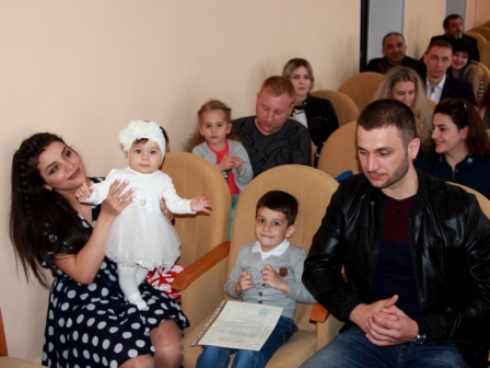 Одиннадцать молодых семей Тбилисского района получили сертификаты на жилье