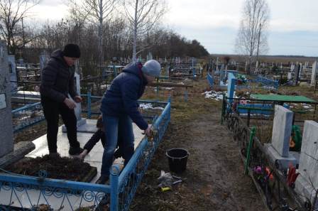 Волонтеры ухаживают за могилами
