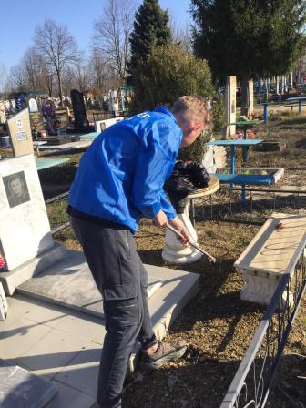 Тбилисские волонтеры наводят порядок на могилах ветеранов