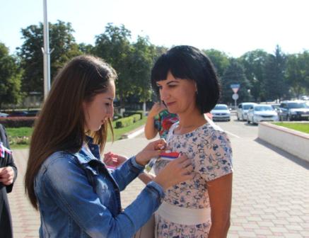 Тбилисские волонтеры вручили жителям ленточки-триколоры
