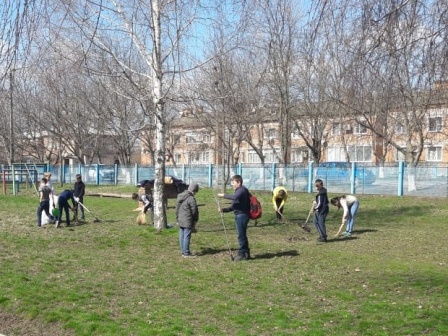 Ученики и педагоги седьмой школы вышли на большой субботник