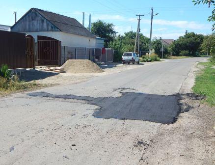В Тбилисской на Пролетарской и Крепостной провели ямочный ремонт дорог