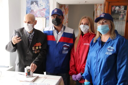 В Тбилисском районе продолжают вручать мобильные телефоны фронтовикам