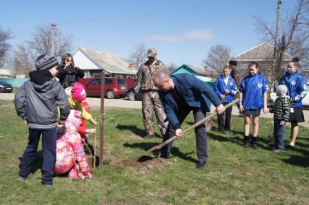 На улице Казачьей заложили аллею, посвященную 70-летию Победы в Великой Отечетвенной войне