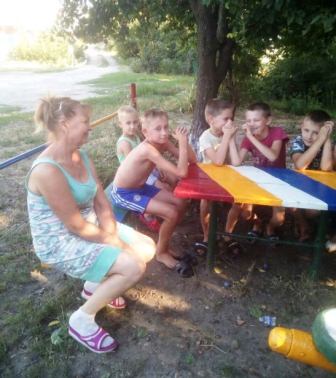 Детская библиотека работает с детьми на детских площадках