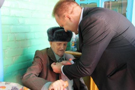 Ветерану ВОв из Тбилисского района вручили юбилейную медаль