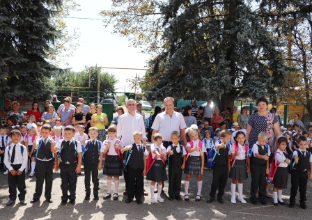 Первоклассникам Тбилисского района вручили портфели