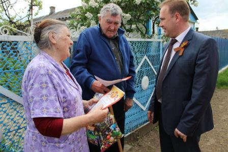 Евгений Ильин поздравляет ветеранов труда