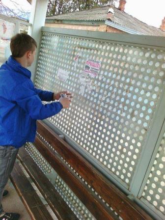 Тбилисские волонтеры очищают остановочные павильоны от объявлений