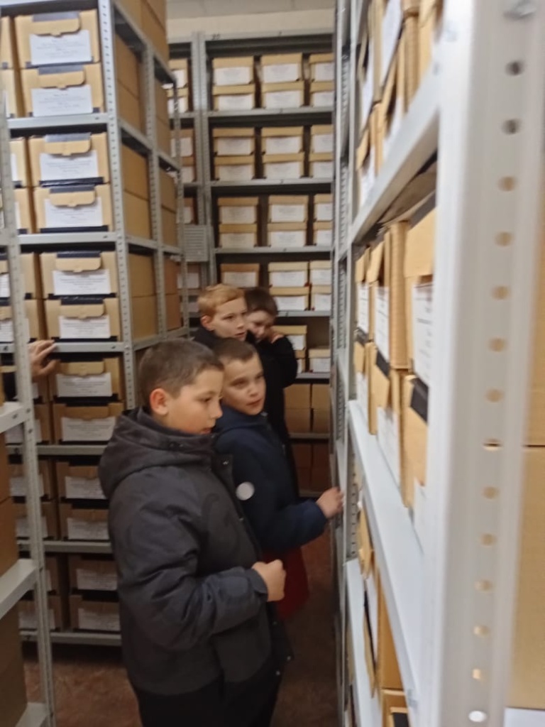 Муниципальный архив провел экскурсию для юных краеведов