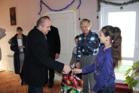 Глава Тбилисского района развозит подарки детям