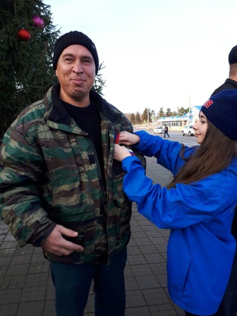 Тбилисские волонтеры вручили жителям ленточки-триколоры