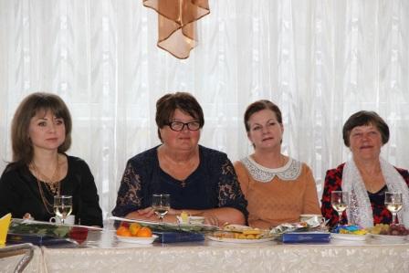 Евгений Ильин поздравил женщин района с наступающим Днем матери