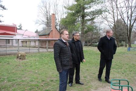 Евгений Ильин поручил облагородить территорию возле шестой школы