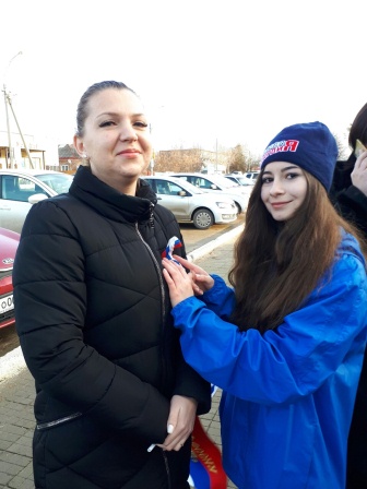 Тбилисские волонтеры вручили жителям ленточки-триколоры