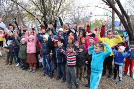 Многодетная мама из Тбилисского района оборудовала детскую площадку