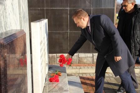 В Тбилисской в День Героев Отчества возложили цветы на мемориальном комплексе