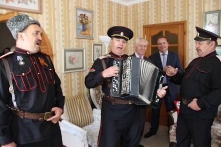 Евгений Ильин поздравил ветерана с юбилеем