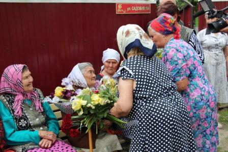 В Тбилисском районе ветерана приехали поздравлять на бронетранспортере