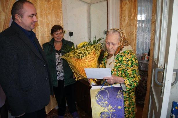 Глава Тбилисского района поздравил жительницу Тбилисской с 90-летием 