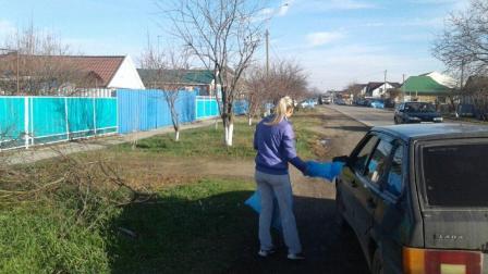 В Тбилисском районе состоялся еженедельный субботник